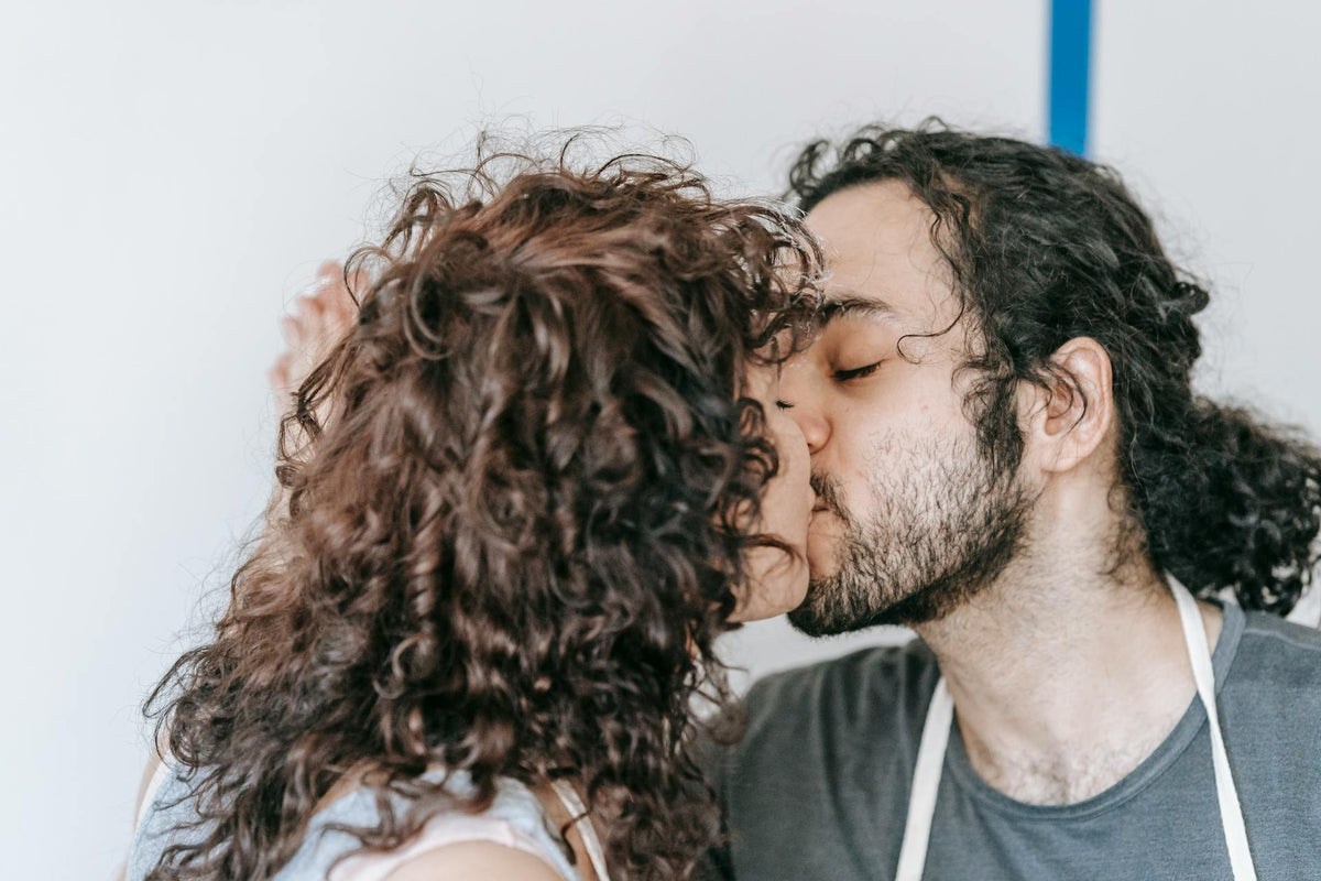 couple kissing