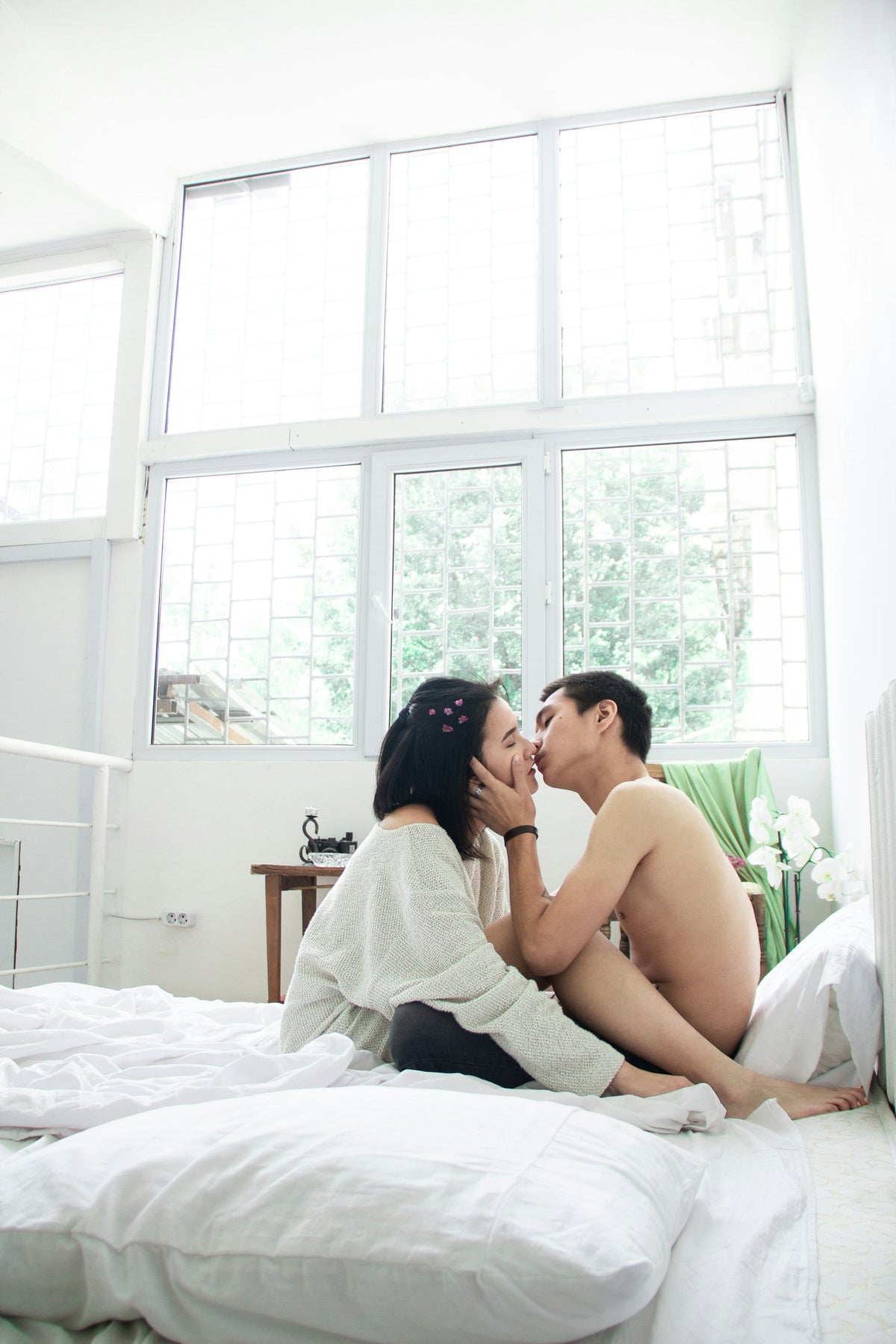 A man is kissing women