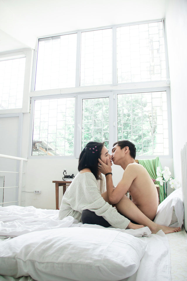 A man is kissing women 