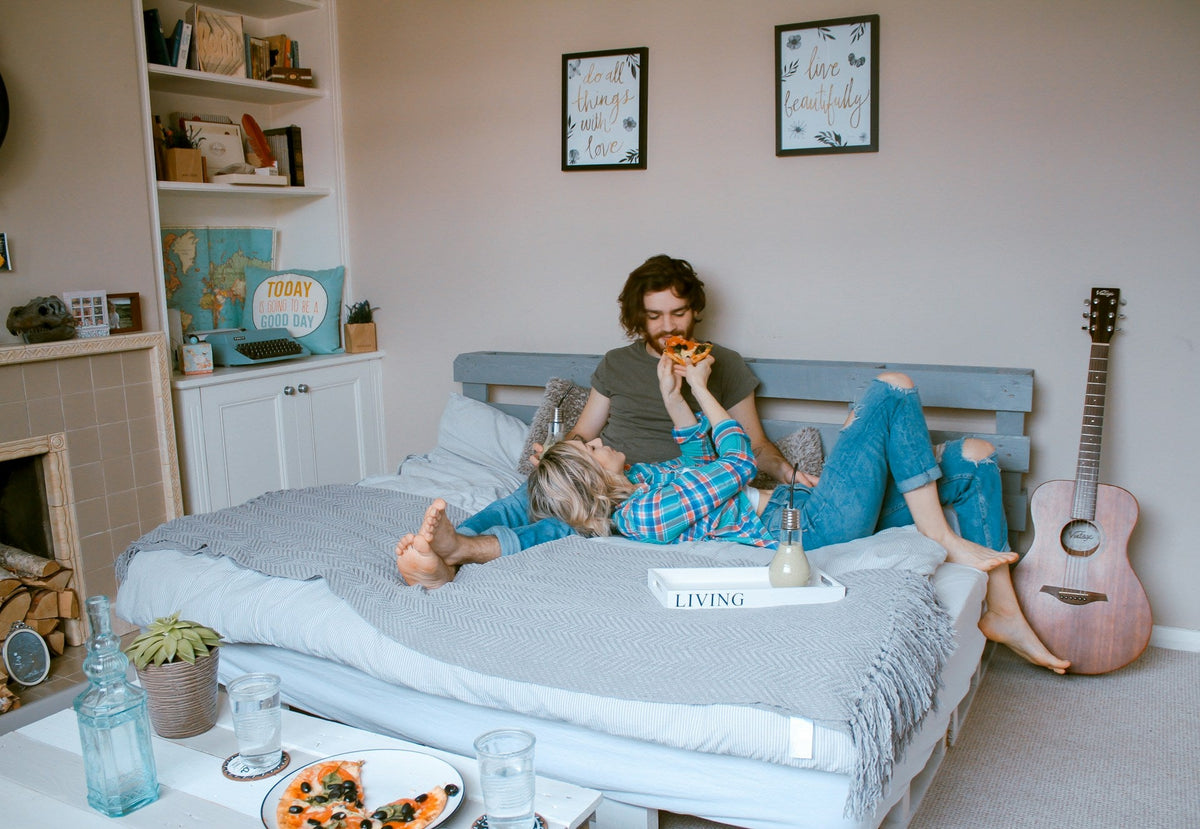 couple eating food 